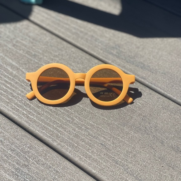 🌈 ☀️ Colorful Insta worthy kids’ sunglasses - Picture 3 of 8